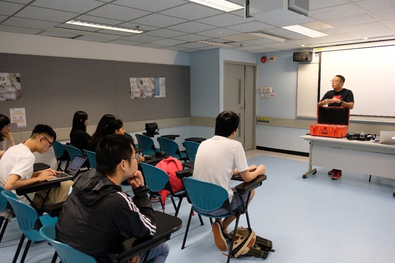 Students were learning photography knowledge.