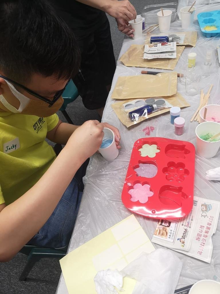 同學正在制作擴香石
