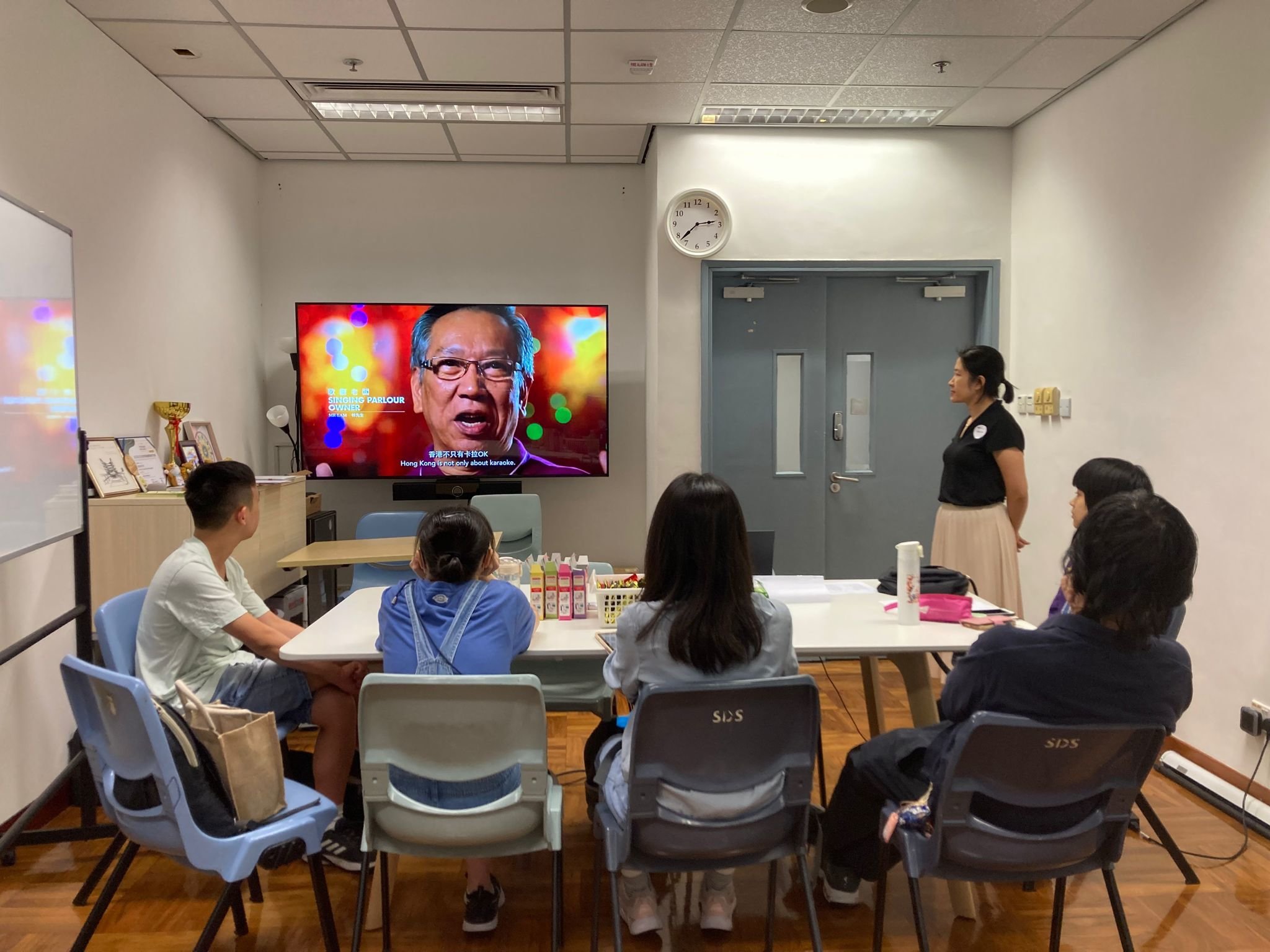 Students are watching a demonstration video.學生們正在觀看演示視頻。