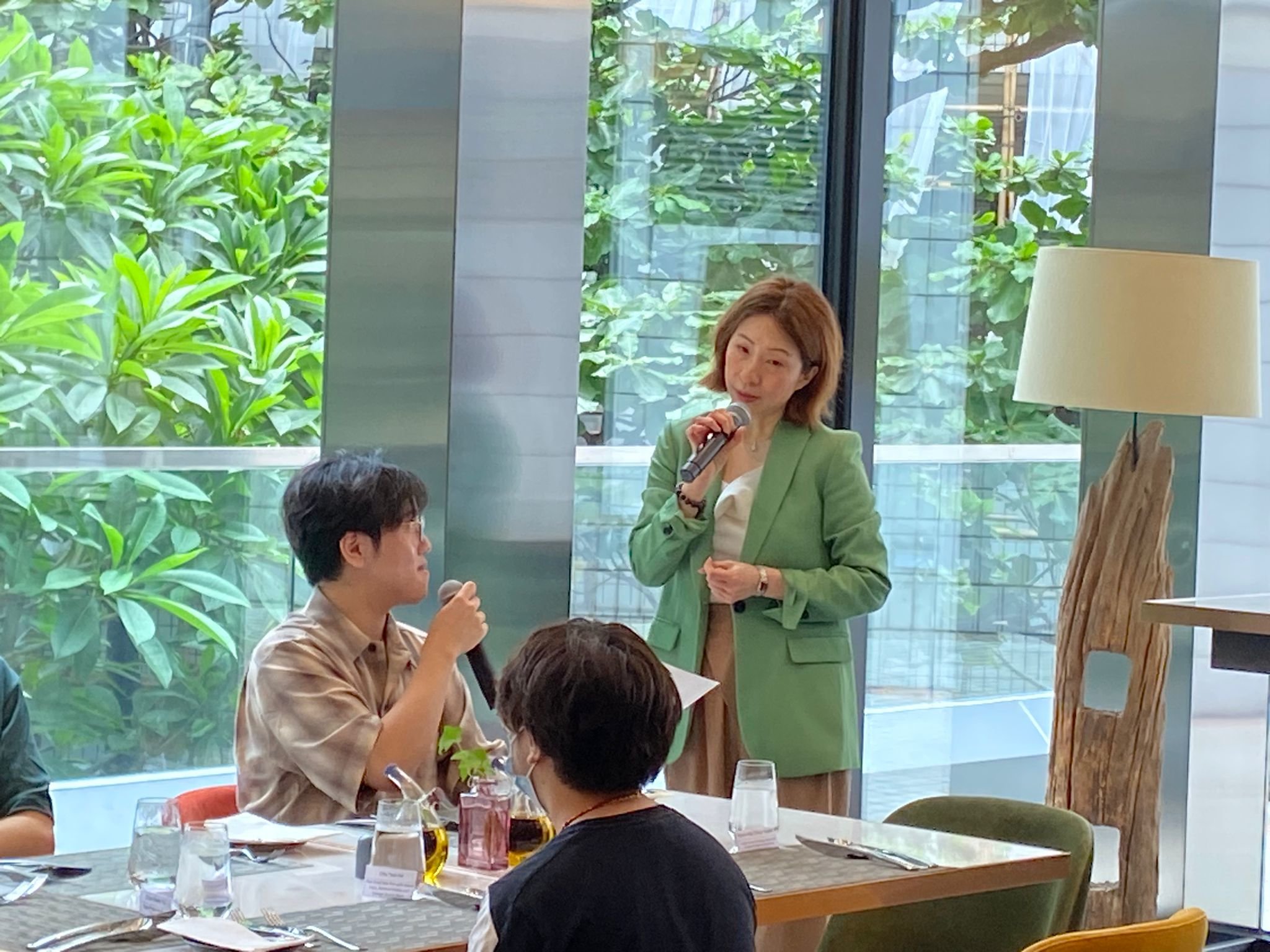 Participants are practicing the correct way to order food in English.參與者正在練習(xí)用英語點餐的正確方法。