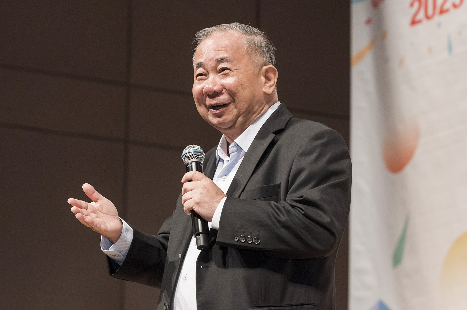 President Boey (left) and Professor Lee expressed their heartfelt greetings to new students.